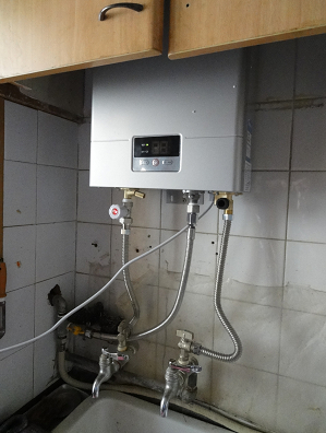 燃?xì)鉄崴靼惭b收費存貓膩 圖省事留安全隱患